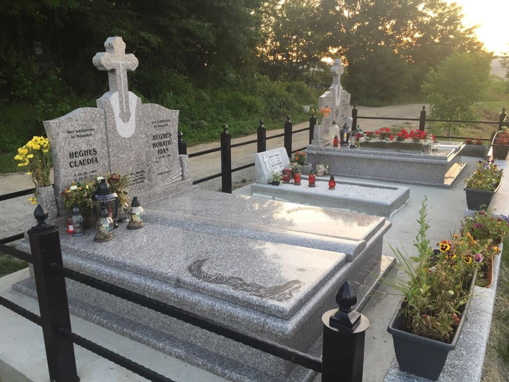 monumente funerare
